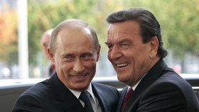 Ruský prezident Vladimir Putin s Gerhardem Schröderem, když byl rakouským kancléřem