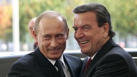 Ruský prezident Vladimir Putin s Gerhardem Schröderem, když byl německým kancléřem.