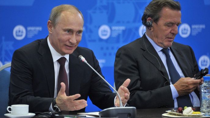 Bývalý německý kancléř Gerhard Schröder (vpravo) a ruský prezident Vladimir Putin.