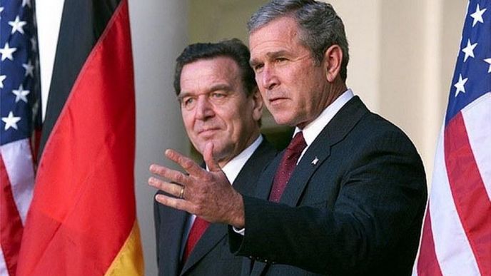 Gerhard Schröder (vlevo) s tehdejším americkým prezidentem Georgem Bushem