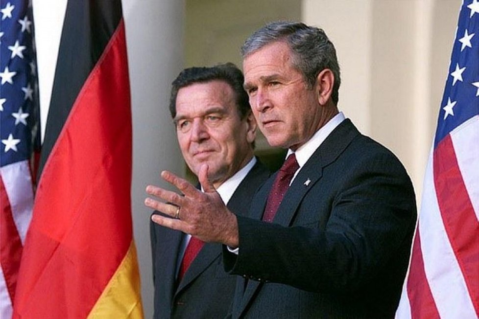 Gerhard Schröder (vlevo) s tehdejším americkým prezidentem Georgem Bushem