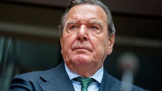 Schröder opouští sen o&nbsp;své dějinné roli a&nbsp;zachraňuje privilegia exkancléře