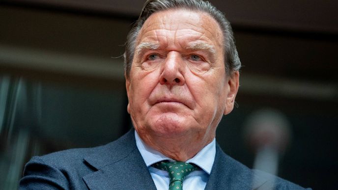 Bývalý německý kancléř Gerhard Schröder oznámil, že se vzdá své funkce šéfa dozorčí rady ruské společnosti Rosněfť.