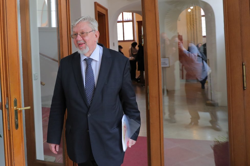 Kandidát na ústavního soudce Aleš Gerloch přišel na jednání Senátu. Ještě před tím musel projít bezpečnostním rámem.