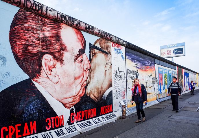 „Bratrský polibek“ od Dmitrije Vrubela patří k nejslavnějším dílům na East Side Gallery a zobrazuje polibek Brežněva a Honeckera „Bratrský polibek“ od Dmitrije Vrubela patří k nejslavnějším dílům na East Side Gallery a zobrazuje polibek Brežněva a Honeckera