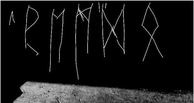 Sedm znaků runového písma vyrytých v kosti našli archeologové u slovanského sídliště v lokalitě Lány u Břeclavi. Jde o nejstarší doklad písma u Slovanů. Vzniklo kolem roku 600 našeho letopočtu.
