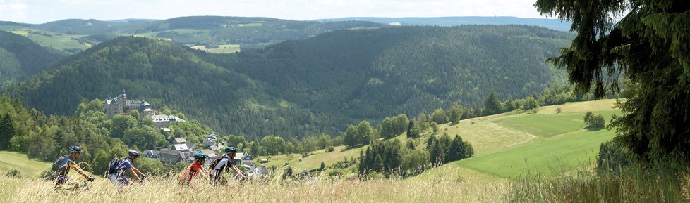 Spojte cyklovýlet s návštěvou kultury. V pozadí hrad Lauenstein.