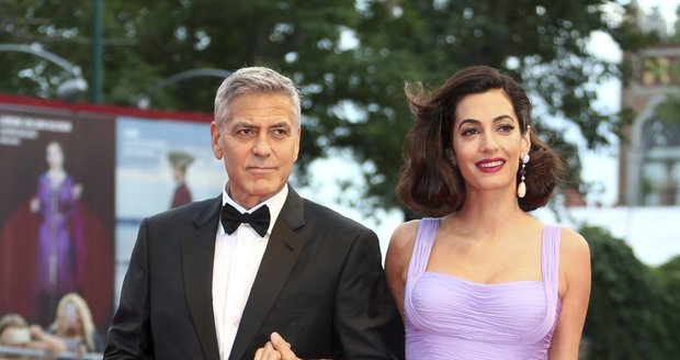 George a Amal Clooneyovi jsou v Benátkách jako doma. Však se tam i brali.