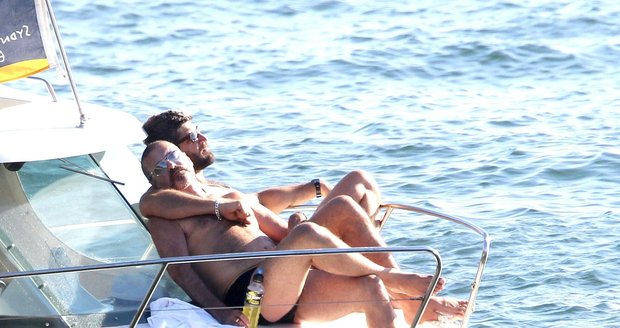 V objetí svého svalnatého přítele si George Michael užívá australskou romantiku