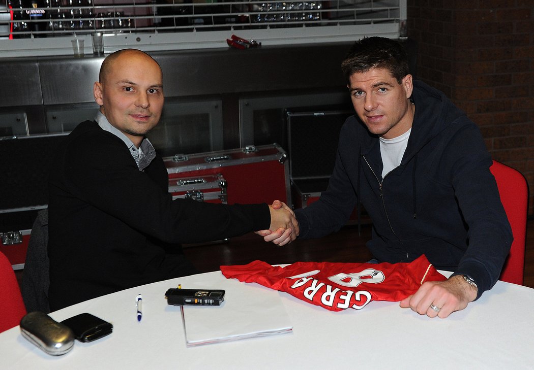 Redaktor deníku Sport Karel Häring při rozhovoru s hvězdou Liverpoolu Stevem Gerradem.