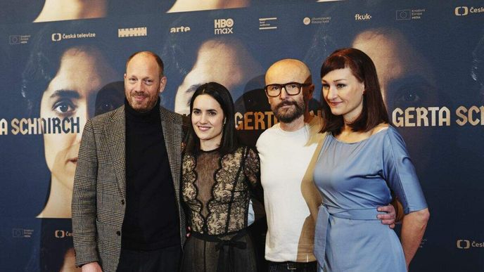 Johann von Bülow, Barbora Váchová, režisér Tomáš Mašín a spisovatelka Kateřina Tučková během tiskové konference k dvojdílnému filmu Gerta Schnirch Johann von Bülow, Barbora Váchová, režisér Tomáš Mašín a spisovatelka Kateřina Tučková během tiskové konference k dvojdílnému filmu Gerta Schnirch