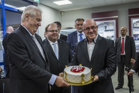 Gevorg Avetisjan (vpravo) přivítal v roce 2015 ve své továrně na medovníky prezidenta Miloše Zemana