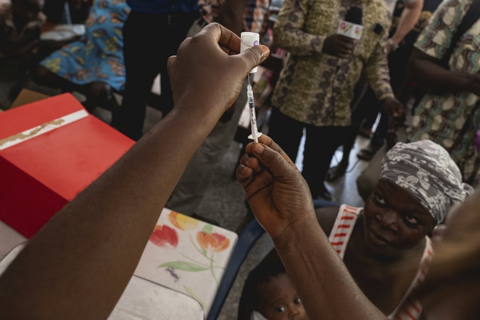 V západoafrické Ghaně budou léky, vakcíny a krev rozvážet drony.