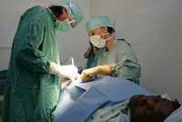 Za roušku v břiše ji odškodní 602 000 Kč