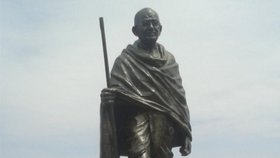 Ghanská univerzita po dvou letech sporů odstranila sochu Mahátmy Gándhího z kampusu v hlavním městě Accře. Důvodem byly stížnosti univerzitní rady, obviňující slavného indického státníka z rasismu.