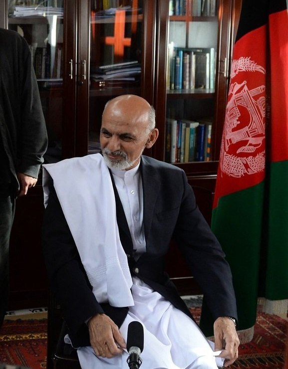 Bývalý afghánský prezident Ghaní nechal Tálibáncům napospas i velitele své osobní stráže. A se stovkami milionů dolarů utekl.