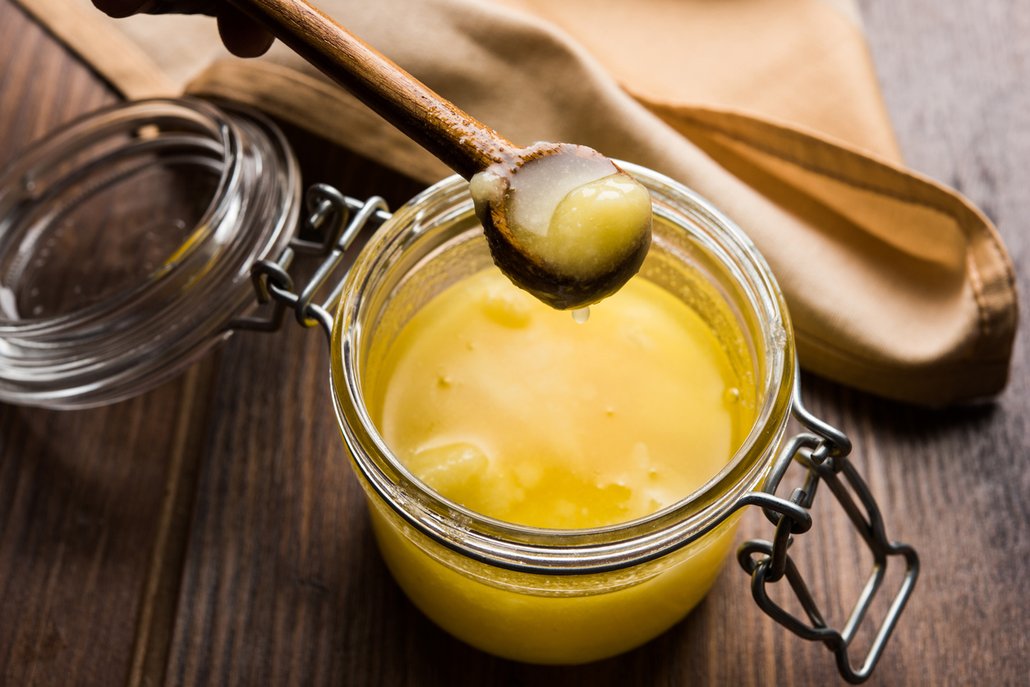 Přepuštěné máslo vám v uzavřené nádobě vydrží několik měsíců