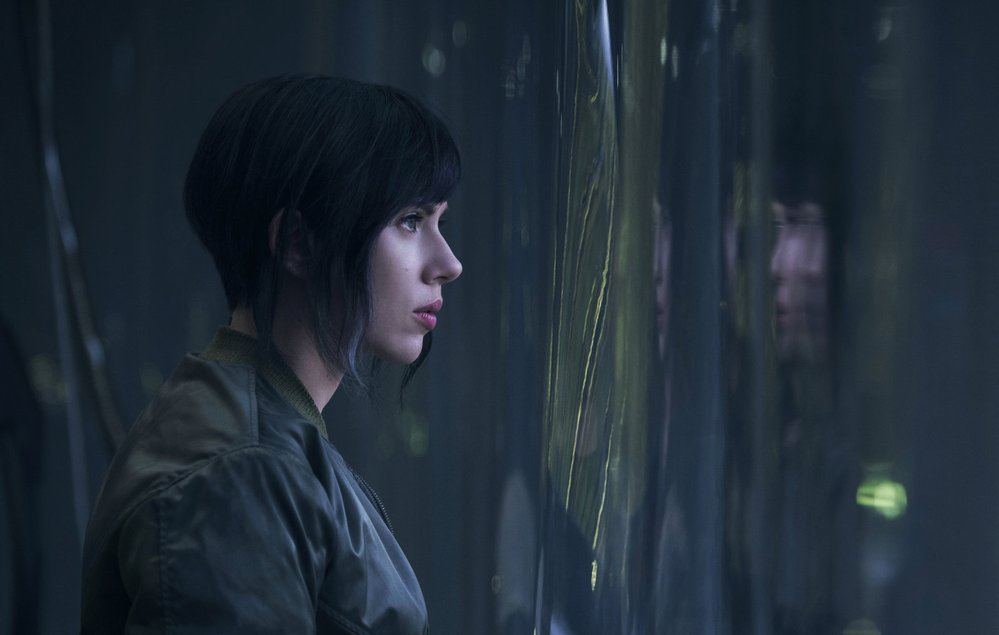 Ghost in the Shell: Scarlett Johansson vystřídala Avengers za kyberpunk