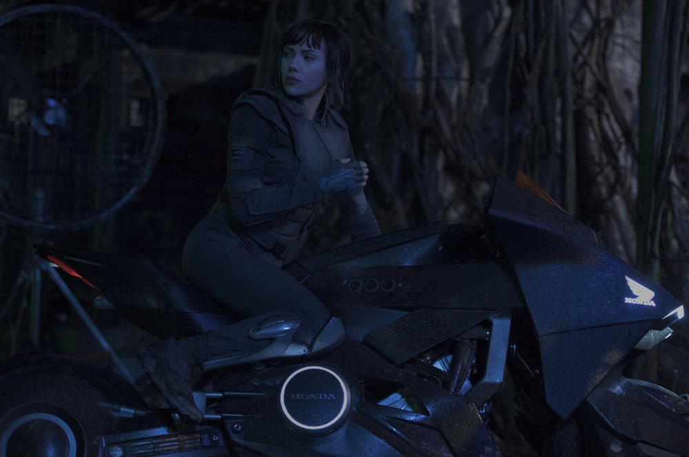 Ghost in the Shell: Scarlett Johansson vystřídala Avengers za kyberpunk