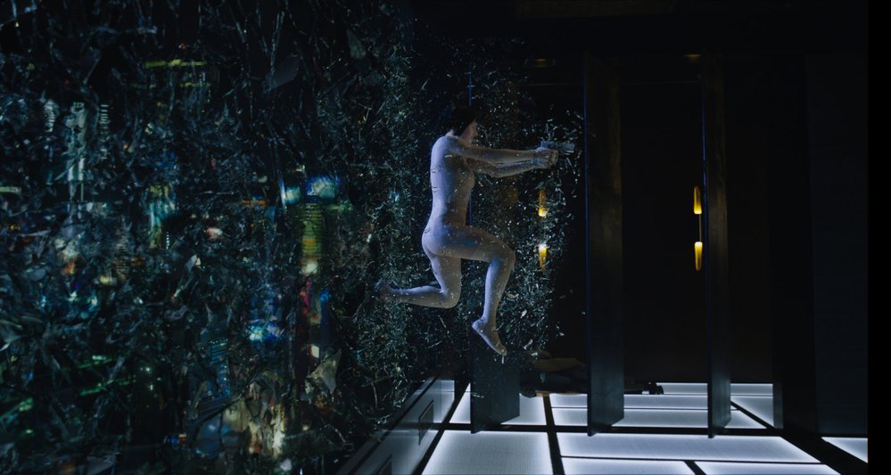 Ghost in the Shell: Scarlett Johansson vystřídala Avengers za kyberpunk