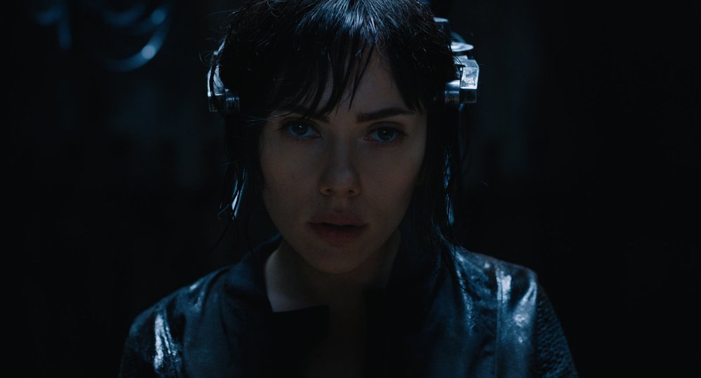 Ghost in the Shell: Scarlett Johansson vystřídala Avengers za kyberpunk