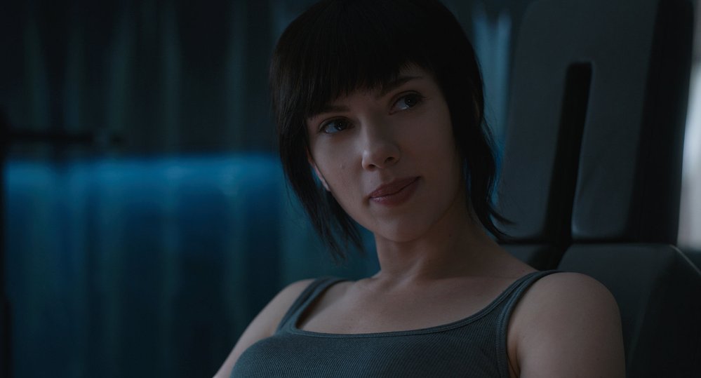 Ghost in the Shell: Scarlett Johansson vystřídala Avengers za kyberpunk