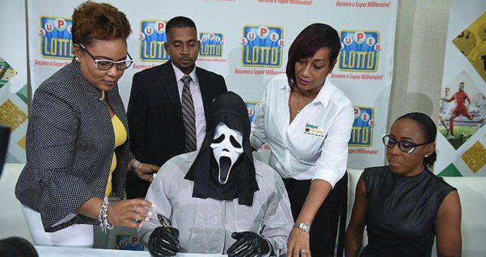 Výherce loterie si přišel pro šek v masce Ghostface z Vřískotu.