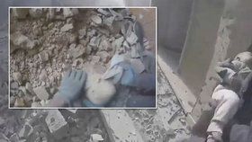 Z trosek domu v syrské Ghútě vytáhli živou holčičku.