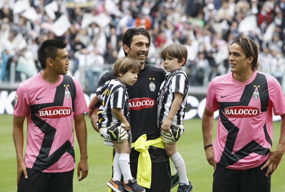 Pyšný otec Gianluigi Buffon při focení se svými syny