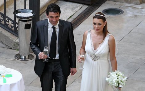 Novomanželé Alena a Gigi Buffonovi.