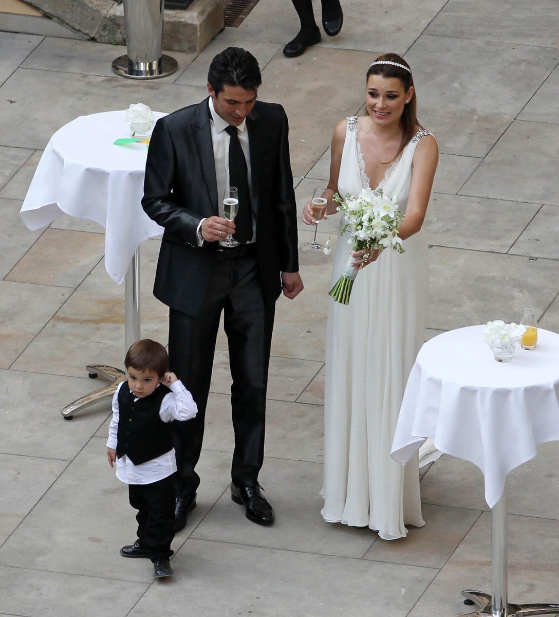 Novomanželé Gigi a Alena s šampaňským a mladším synem Davidem (2).