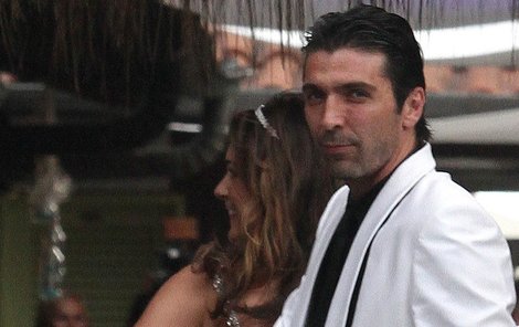 Gianluigi Buffon vyměnil černý svatební oblek za švihácký bílý.