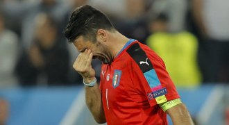 Padlý velikán. Buffon po penaltách slzel, ale za Itálii chce pokračovat