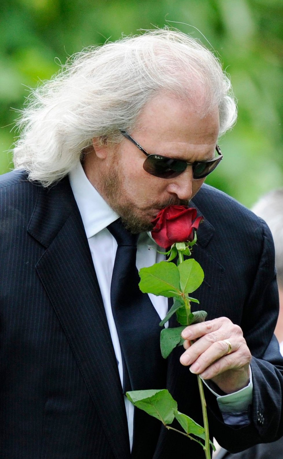 Barry políbil růži předtím než ji vhodil do hrobu bratra.