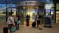 Lidé se po příletu na gibraltarské letiště vydávají pěšky na španělské území