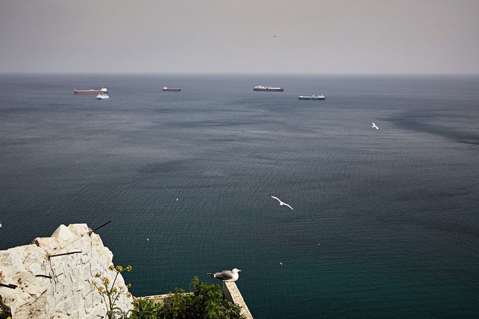 Výhled z tunelu v Gibraltarské skále Výhled z tunelu v Gibraltarské skále