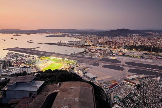 Výhled na letiště a La Líneu z Gibraltarské skály Výhled na letiště a La Líneu z Gibraltarské skály