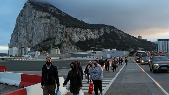 Lidé přecházejí ranvej na letišti na Gibraltaru.