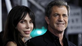 Mel Gibson a Oksana Grigorieva spolu mají malou dcerku Lucy-Anne. Mel prý Oksanu zmlátil, aby malou chránil.