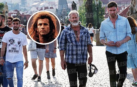 Statečné srdce Mel Gibson je v Praze! Procházka po Karlově mostě a večeře v italské restuaraci, kde si celebrity podávají dveře