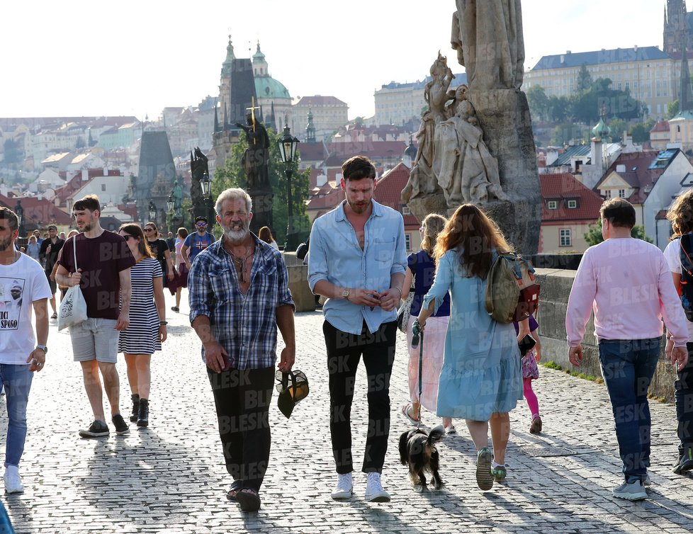 Mel Gibson je v Praze.