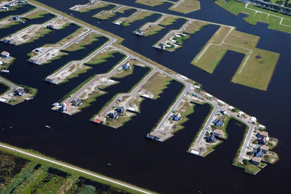 Nizozemské městečko Giethoorn se obejde bez silnic. Místní i turisté se přepravují loděmi.