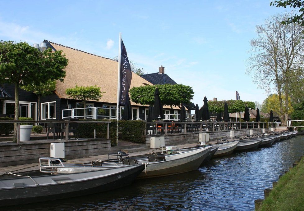 Nizozemské městečko Giethoorn se obejde bez silnic. Místní i turisté se přepravují loděmi.