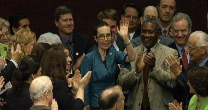 Účast Giffords na jednání ve Sněmovně vzbudila poprask. Přítomní jí tleskali ve stoje