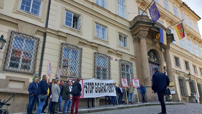 Protest proti stavbě gigafactory Volkswagenu před německou ambasádou