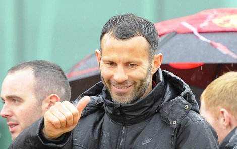 Ryan Giggs se směje, ale problémů má spoustu