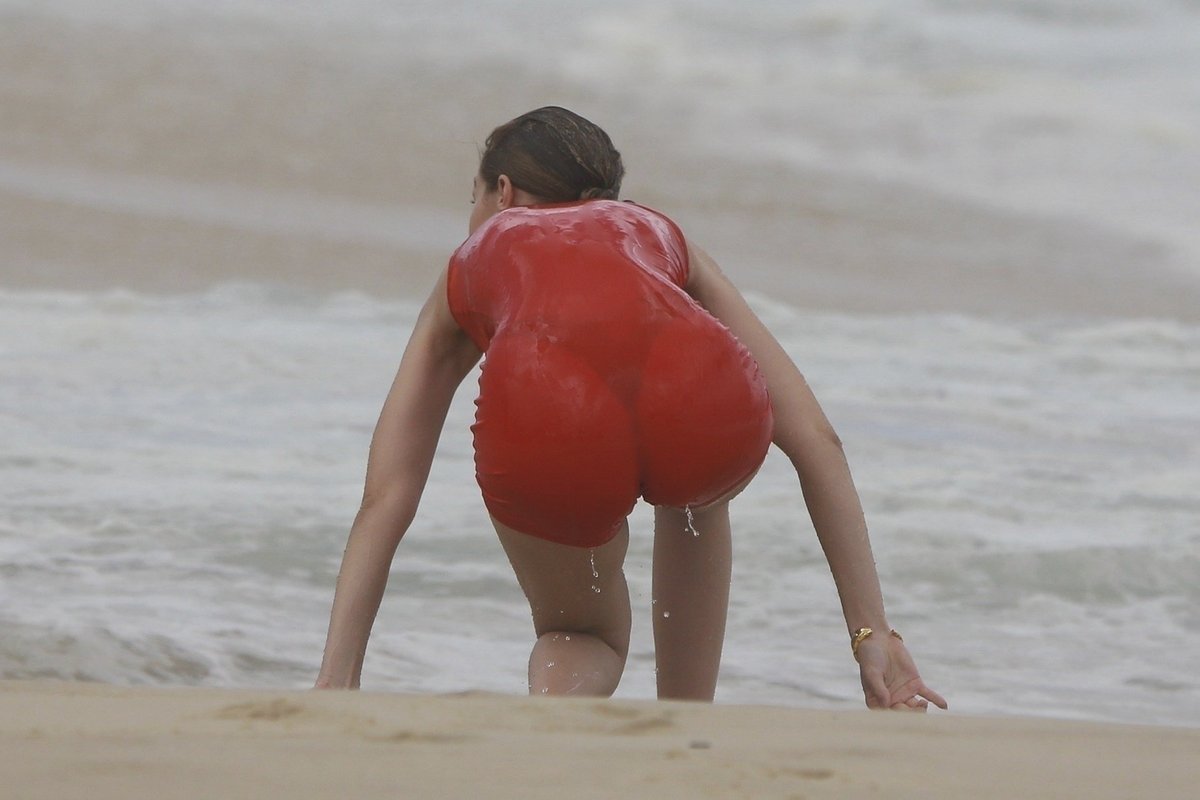 Gigi Hadid v rudých plavkách při focení v Riu