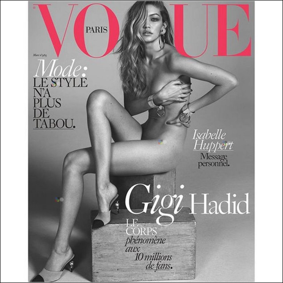 Nahé tělo ukázala modelka Gigi Hadid na titulní straně Vogue Paris.