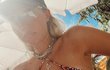 Sexy Gigi Hadidová si užívá na Kajmanských ostrovech