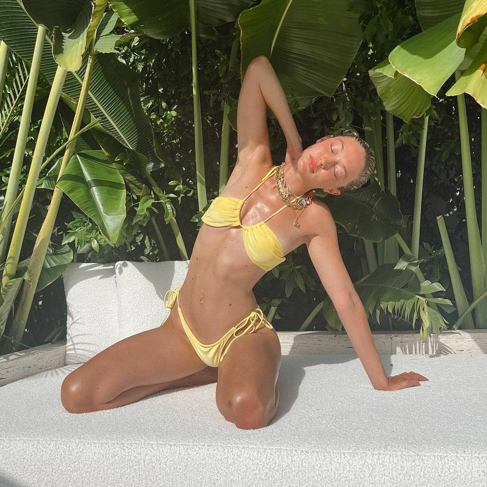 Sexy Gigi Hadidová si užívá na Kajmanských ostrovech.